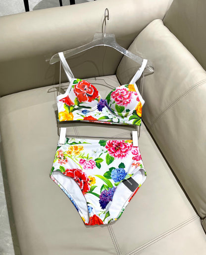 Do 25 Bright Floral Patterned Separate Swimsuit