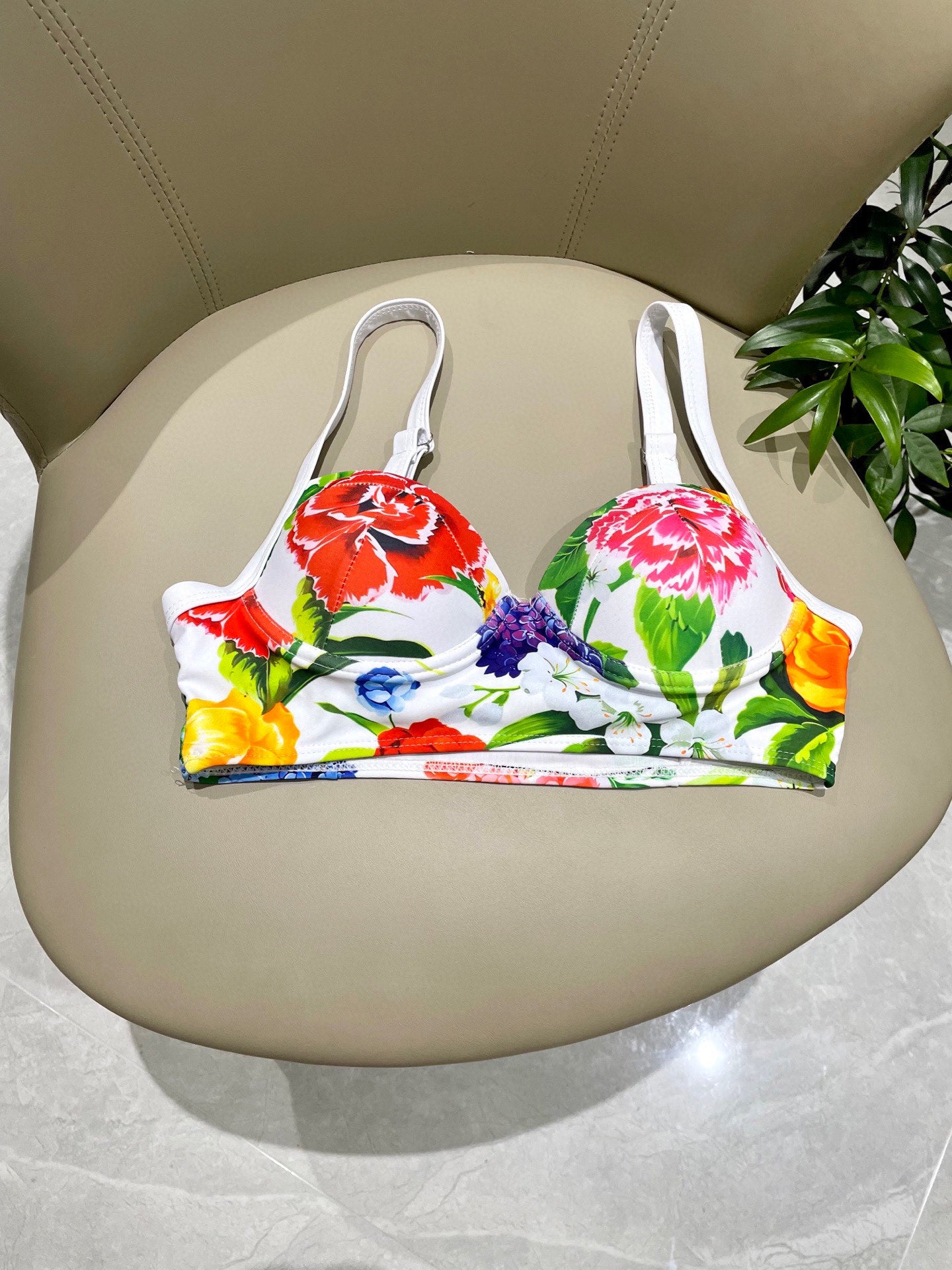 Do 25 Bright Floral Patterned Separate Swimsuit