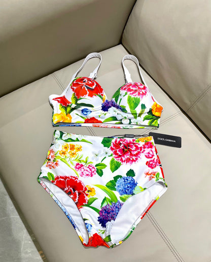 Do 25 Bright Floral Patterned Separate Swimsuit