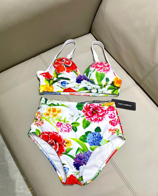 Do 25 Bright Floral Patterned Separate Swimsuit