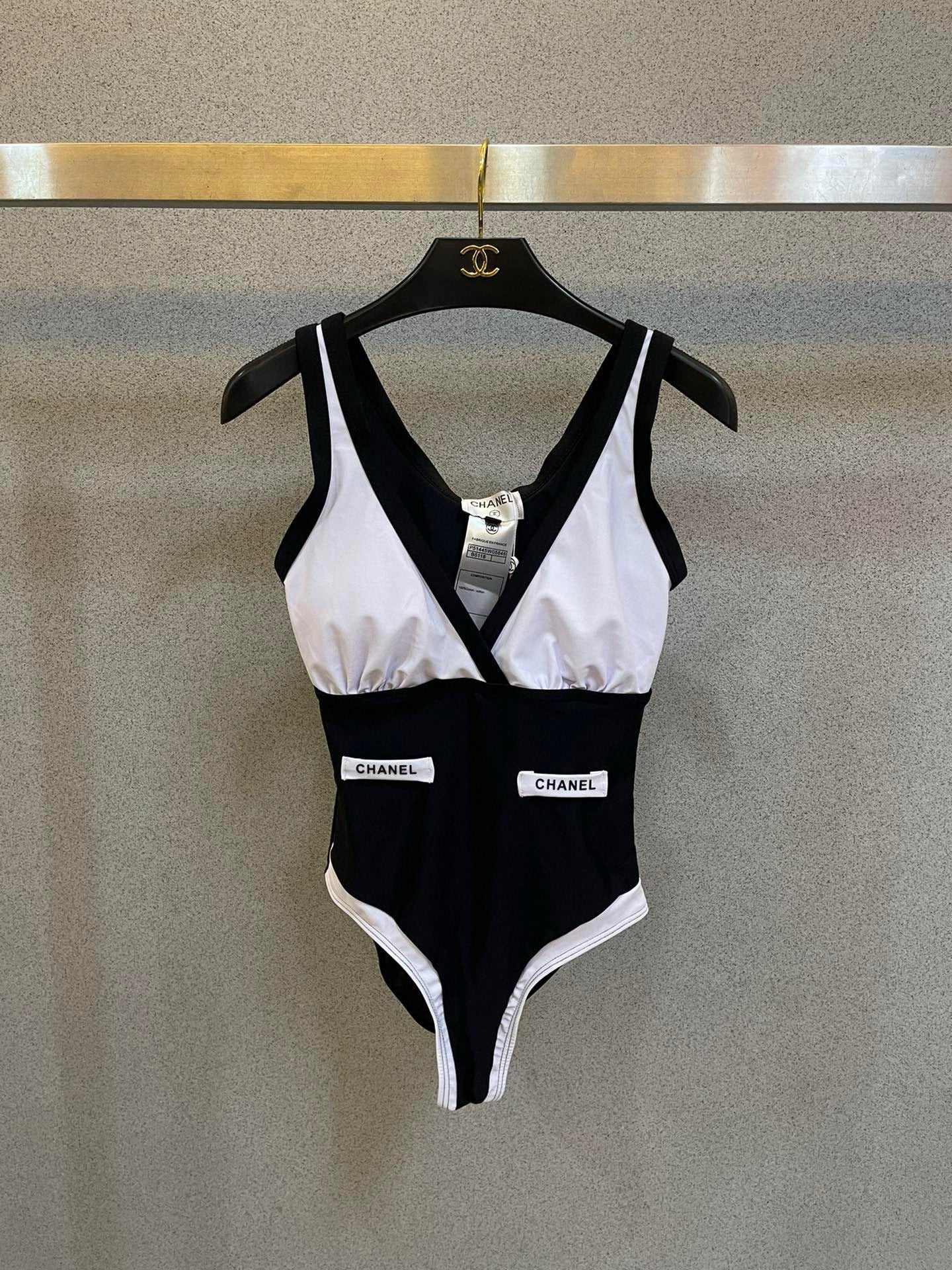 C 25 New color-coordinated one-piece swimsuit
