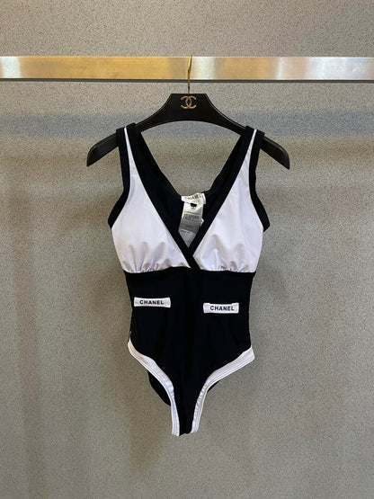 C 25 New color-coordinated one-piece swimsuit