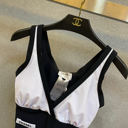 C 25 New color-coordinated one-piece swimsuit