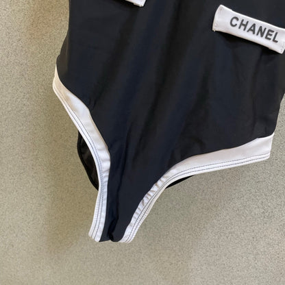 C 25 New color-coordinated one-piece swimsuit