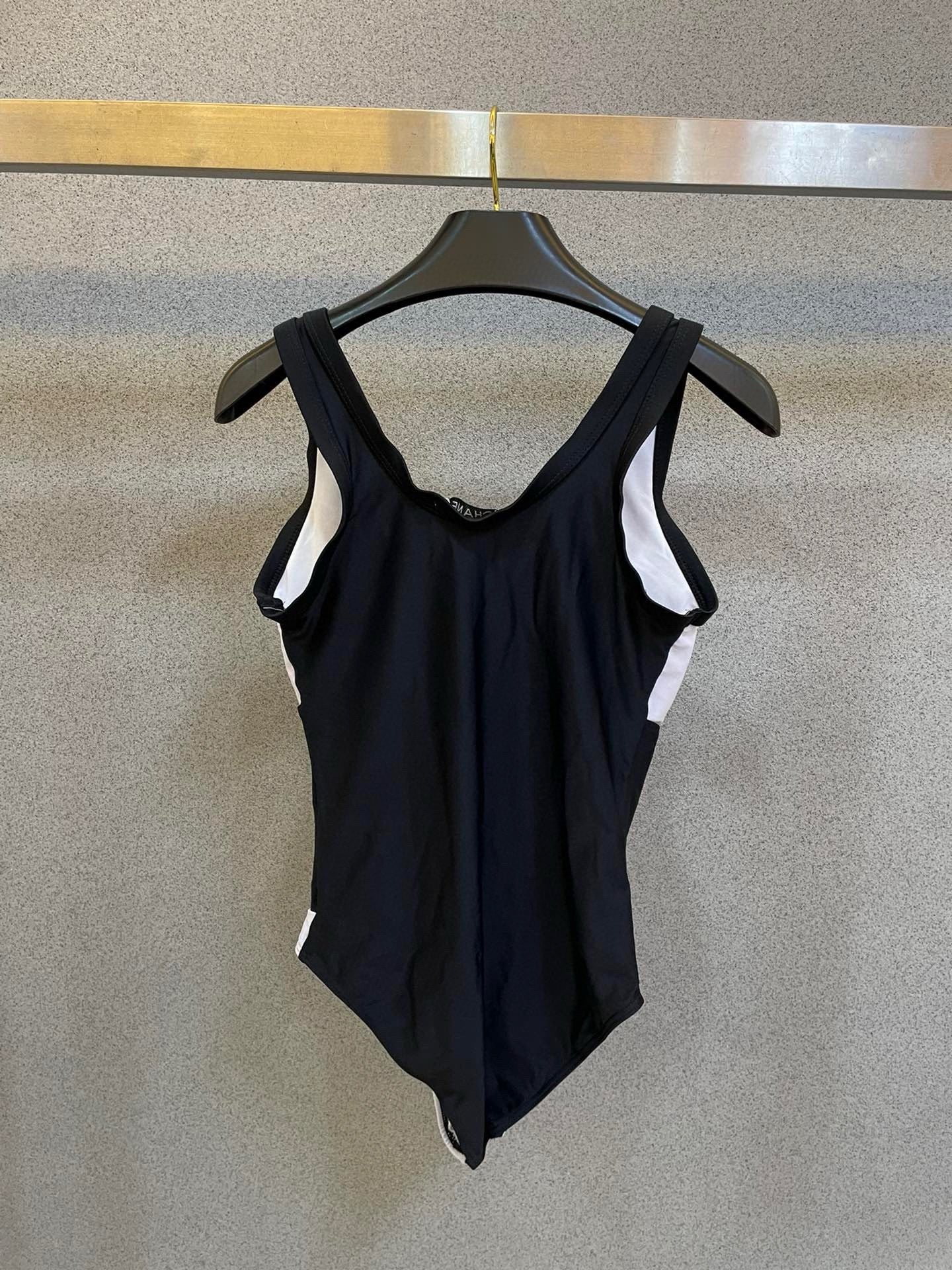 C 25 New color-coordinated one-piece swimsuit