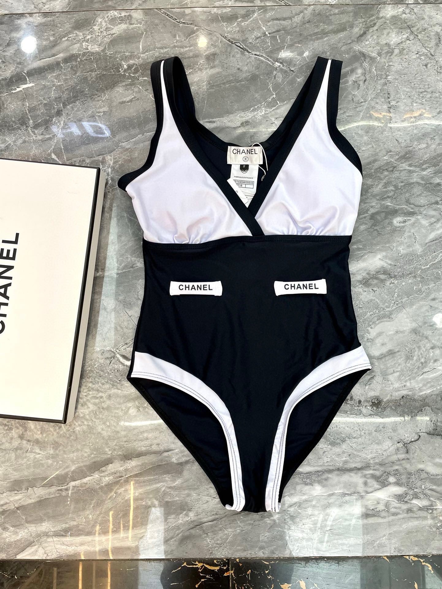 C 25 New color-coordinated one-piece swimsuit