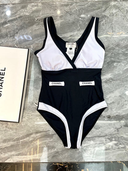 C 25 New color-coordinated one-piece swimsuit
