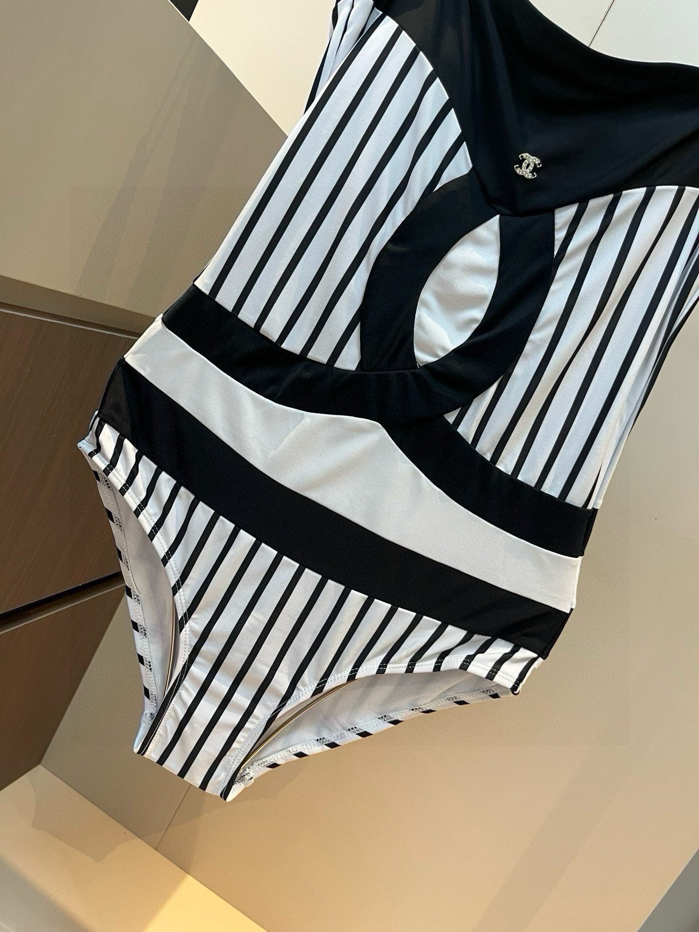 C 25 New black and white striped swimsuit bikini
