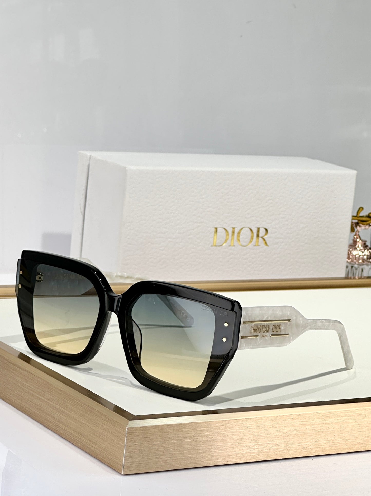 D 25  Sunglasses