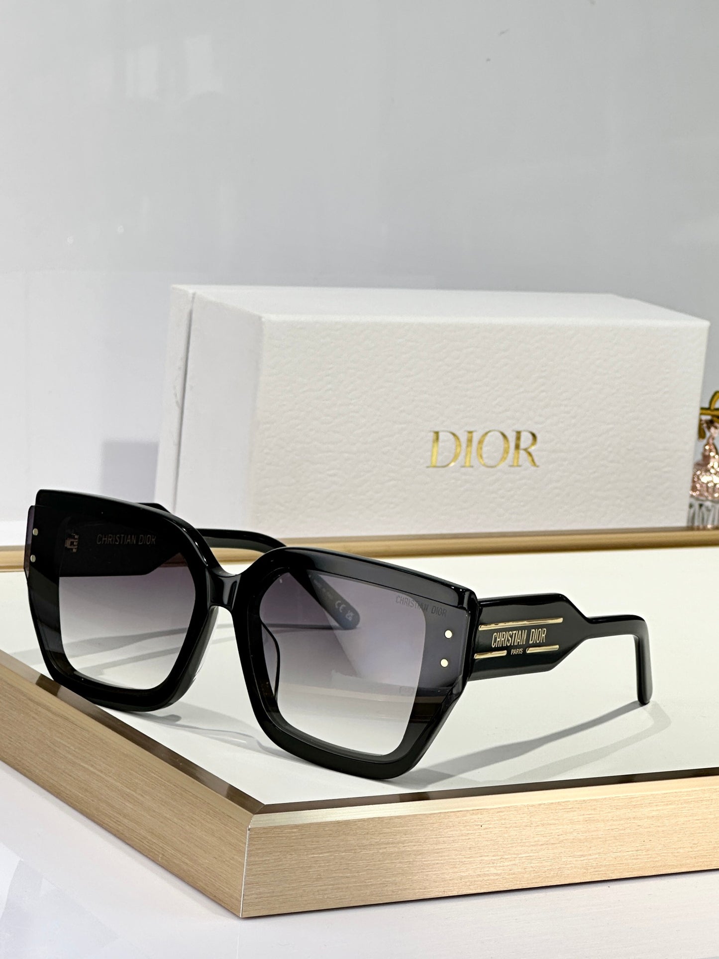 D 25  Sunglasses