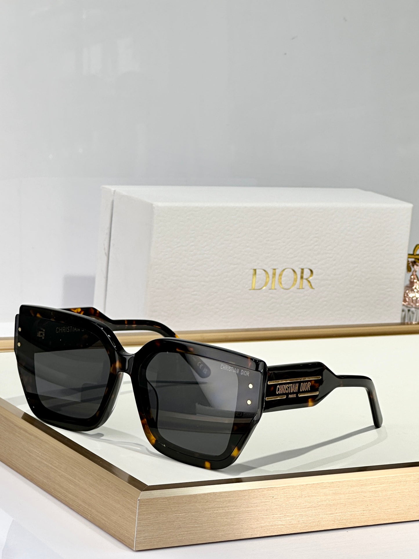 D 25  Sunglasses