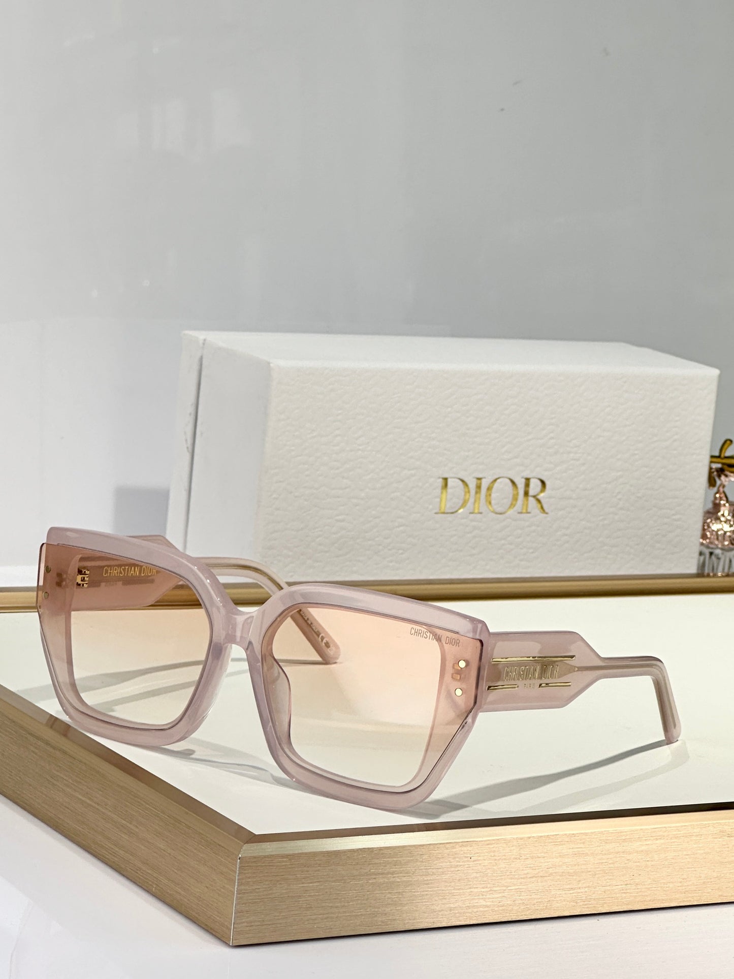 D 25  Sunglasses