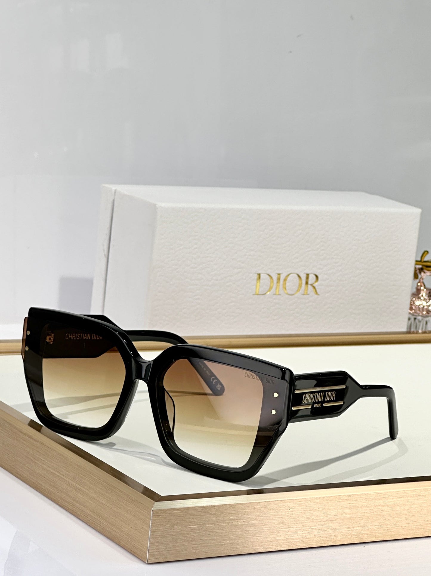 D 25  Sunglasses