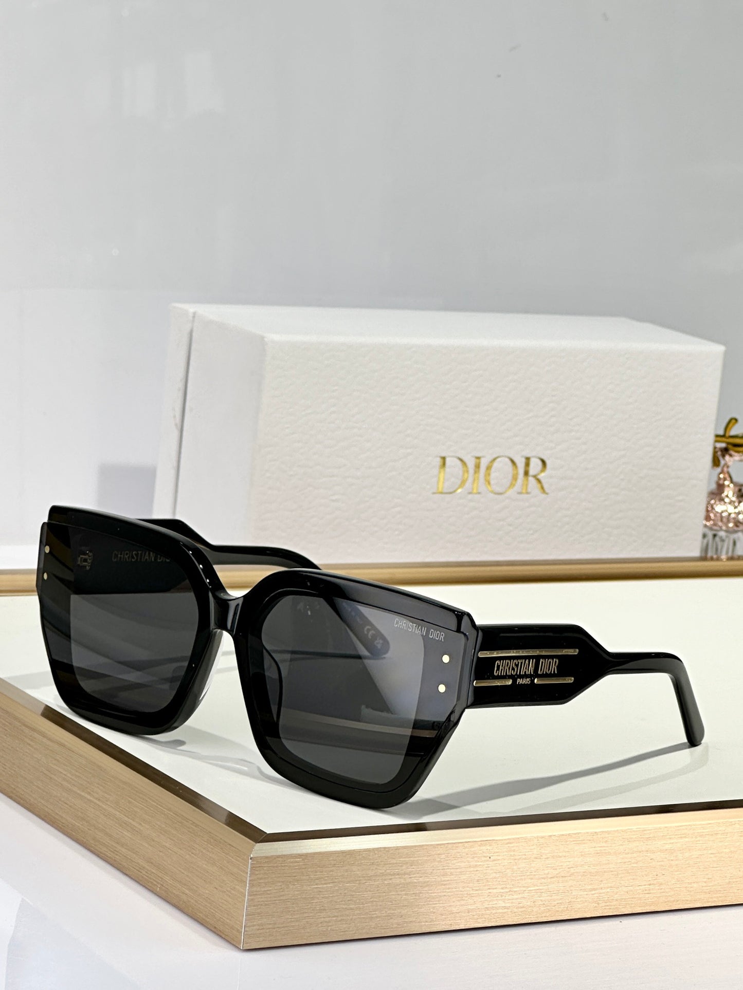 D 25  Sunglasses
