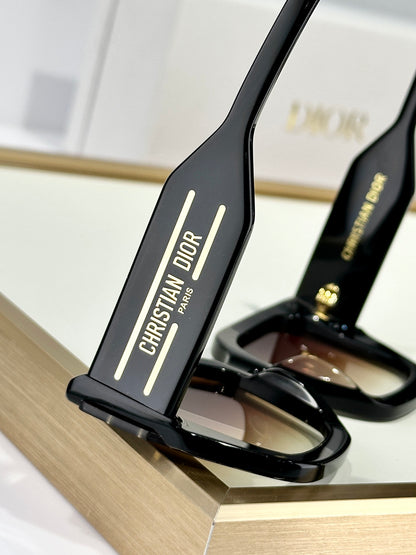 D 25  Sunglasses