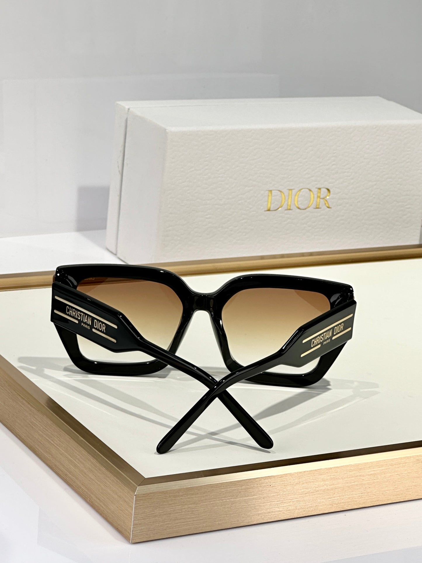 D 25  Sunglasses