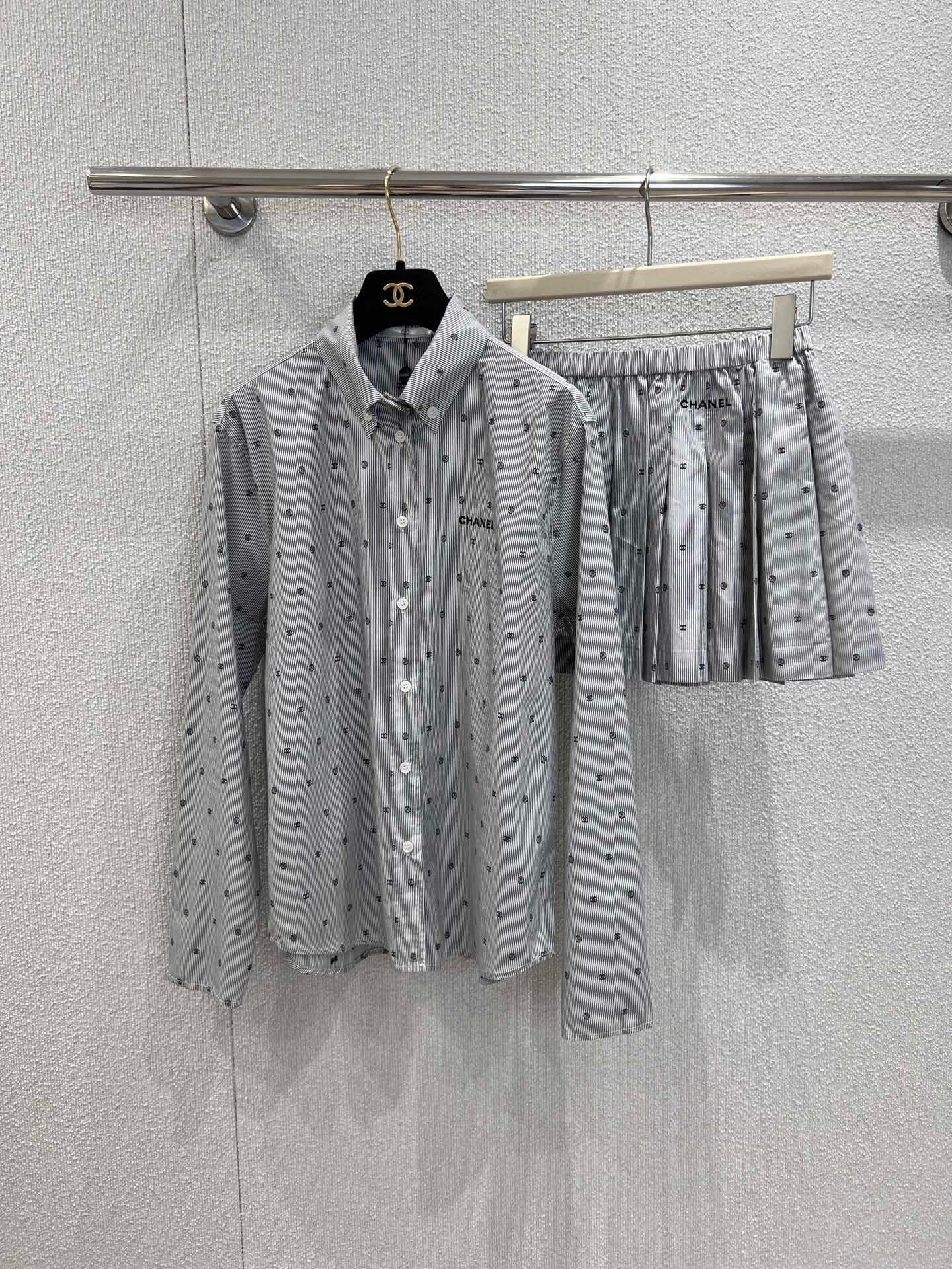 25Ss Frühling und Sommer Neues gestreiftes langes Hemd mit Logostickerei + Faltenrock 