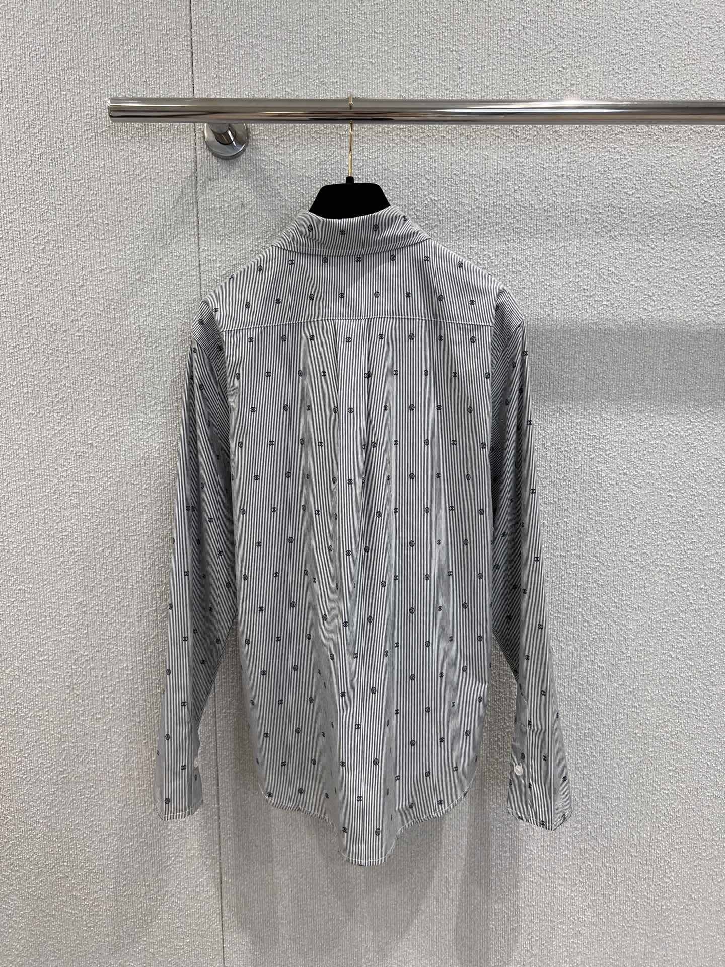 25Ss Frühling und Sommer Neues gestreiftes langes Hemd mit Logostickerei + Faltenrock 