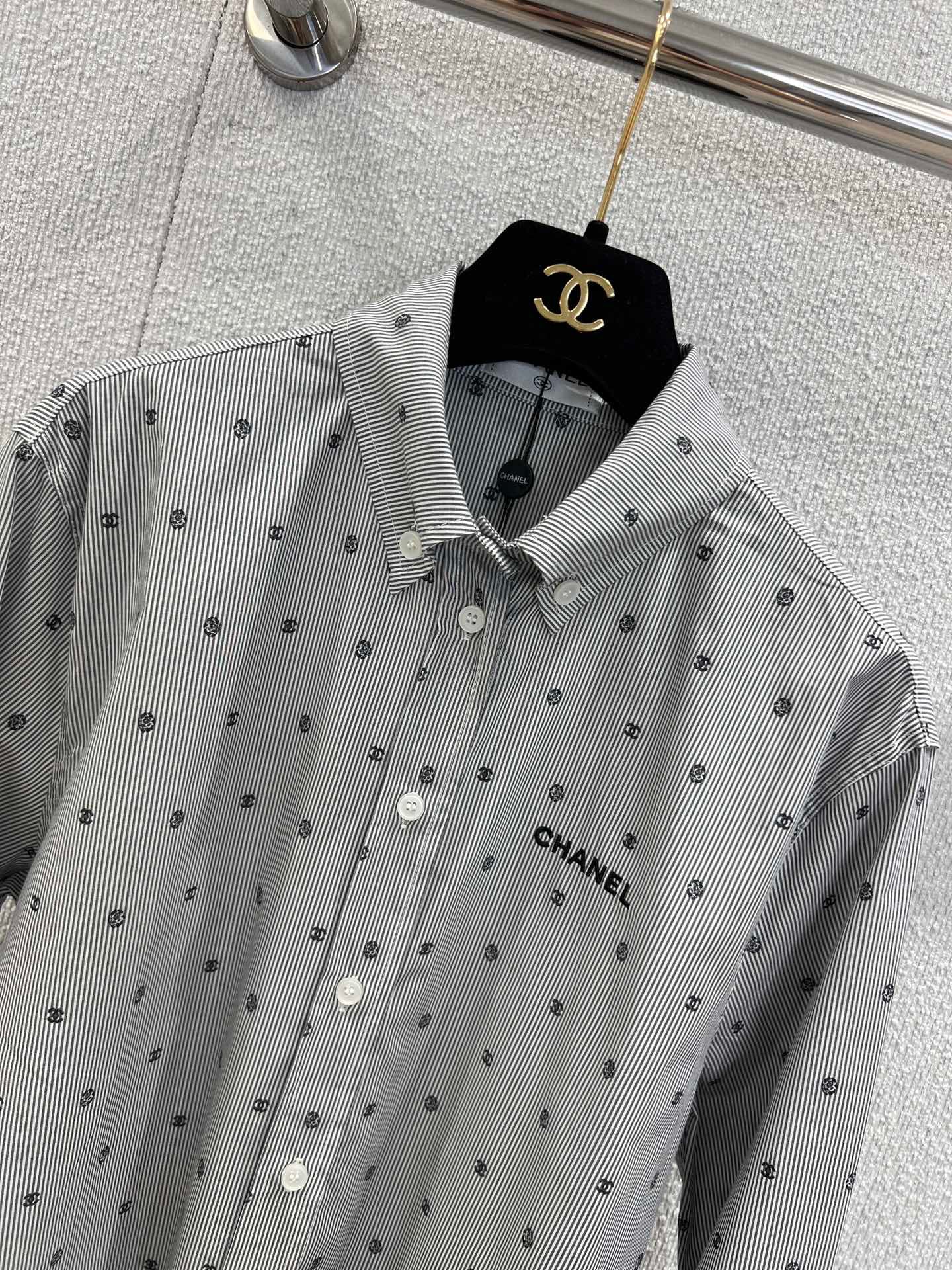 25Ss Frühling und Sommer Neues gestreiftes langes Hemd mit Logostickerei + Faltenrock 