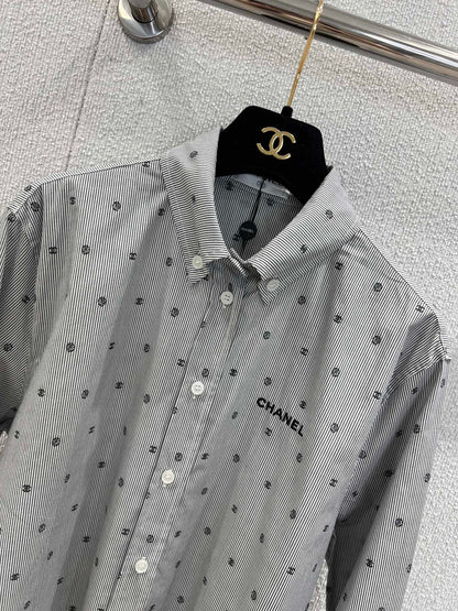 25Ss Frühling und Sommer Neues gestreiftes langes Hemd mit Logostickerei + Faltenrock 