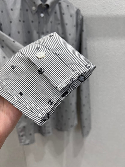 25Ss Frühling und Sommer Neues gestreiftes langes Hemd mit Logostickerei + Faltenrock 