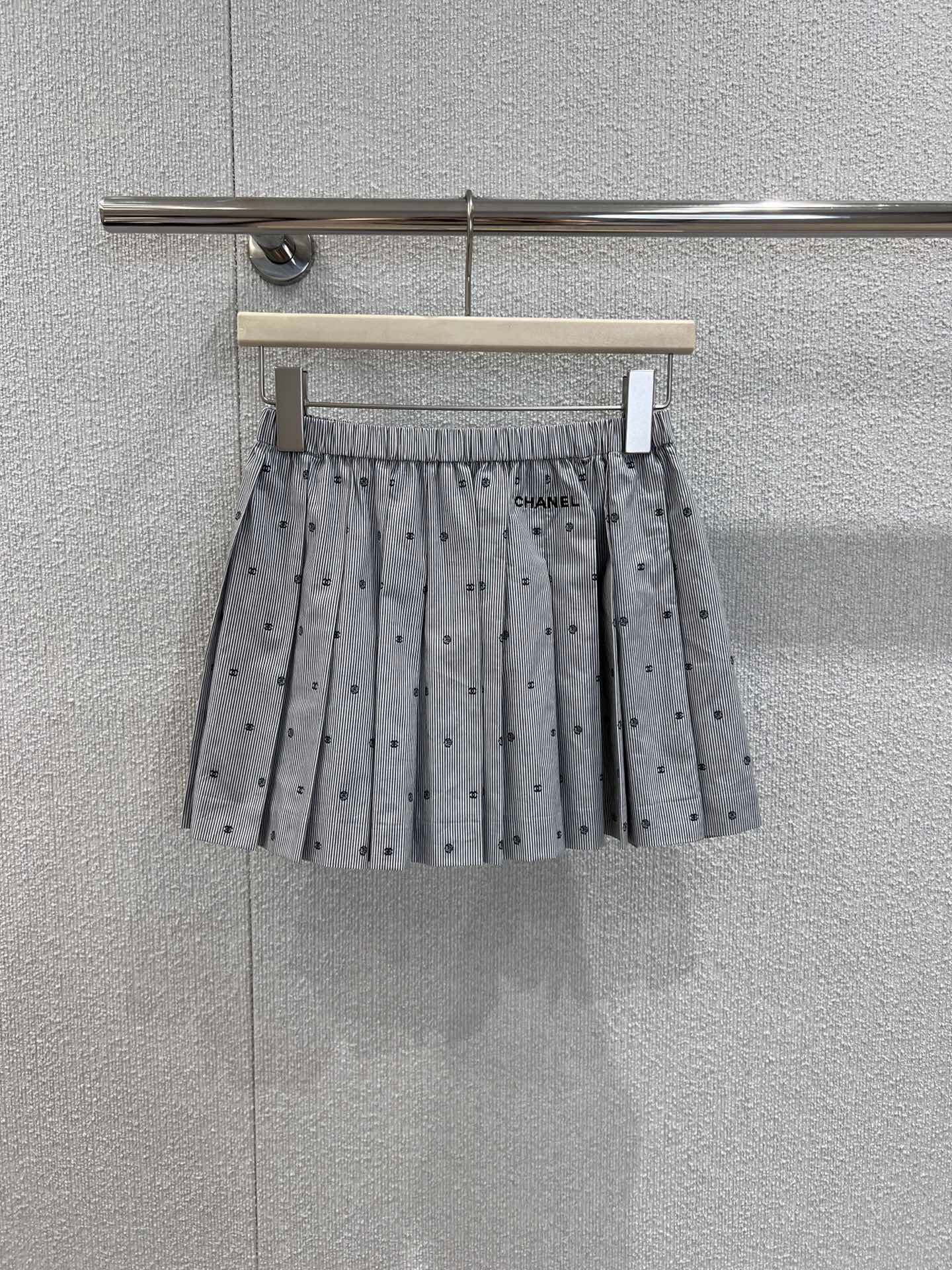 25Ss Frühling und Sommer Neues gestreiftes langes Hemd mit Logostickerei + Faltenrock 