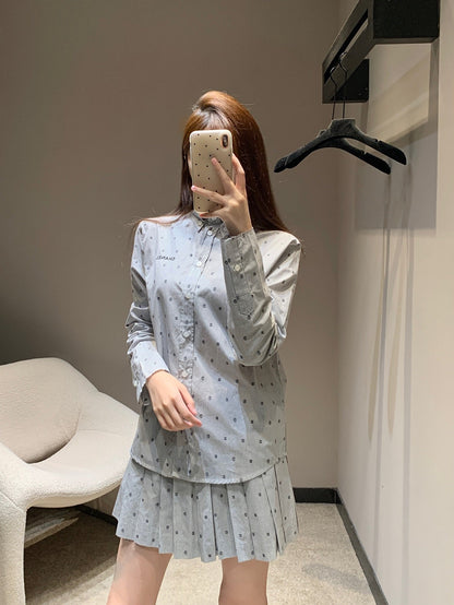 25Ss Frühling und Sommer Neues gestreiftes langes Hemd mit Logostickerei + Faltenrock 