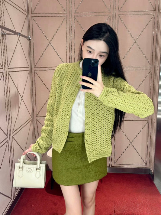 G 25 New Knitted cardigan with cut-out design.