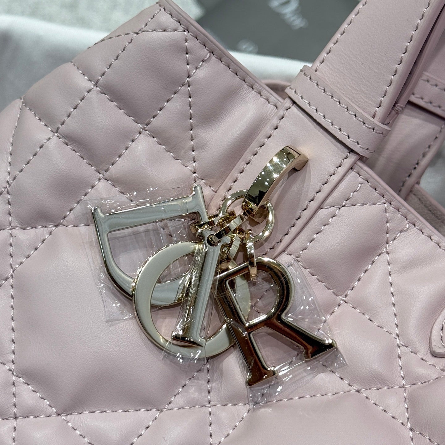 D 25 𝗧𝗼𝘂𝗷𝗼𝘂𝗿𝘀 Medium Bag