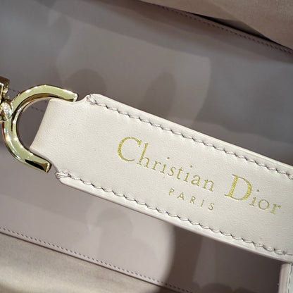 D 25 𝗧𝗼𝘂𝗷𝗼𝘂𝗿𝘀 Medium Bag
