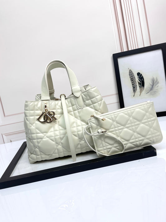 D 25 Medium 𝐓𝐨𝐮𝐣𝐨𝐮𝐫𝐬 White large rattan plaid bag