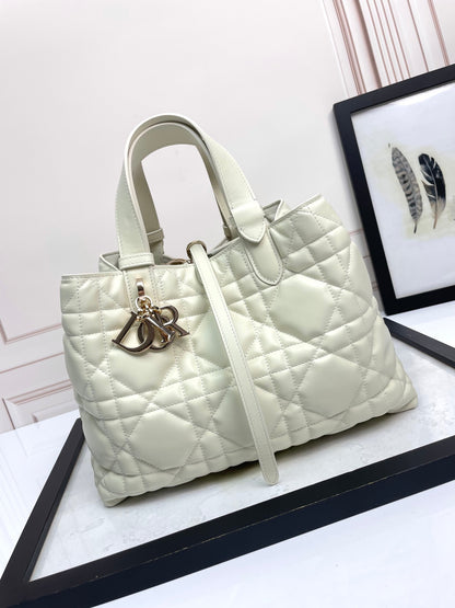 D 25 Medium 𝐓𝐨𝐮𝐣𝐨𝐮𝐫𝐬 White large rattan plaid bag