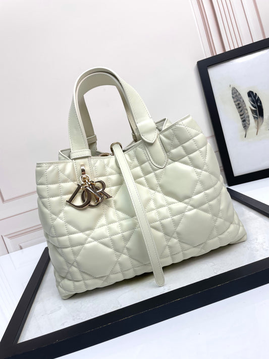 D 25 Medium 𝐓𝐨𝐮𝐣𝐨𝐮𝐫𝐬 White large rattan plaid bag