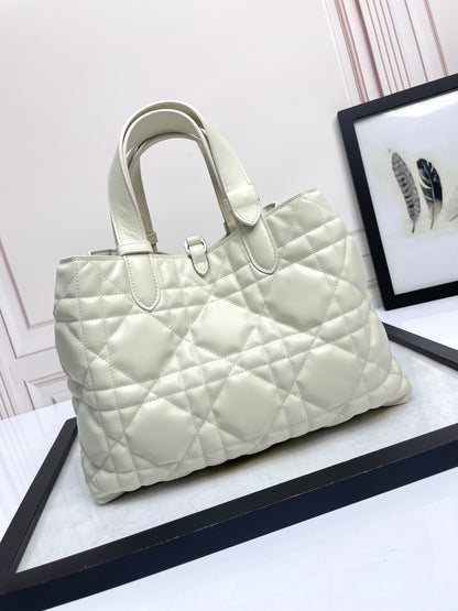 D 25 Medium 𝐓𝐨𝐮𝐣𝐨𝐮𝐫𝐬 White large rattan plaid bag