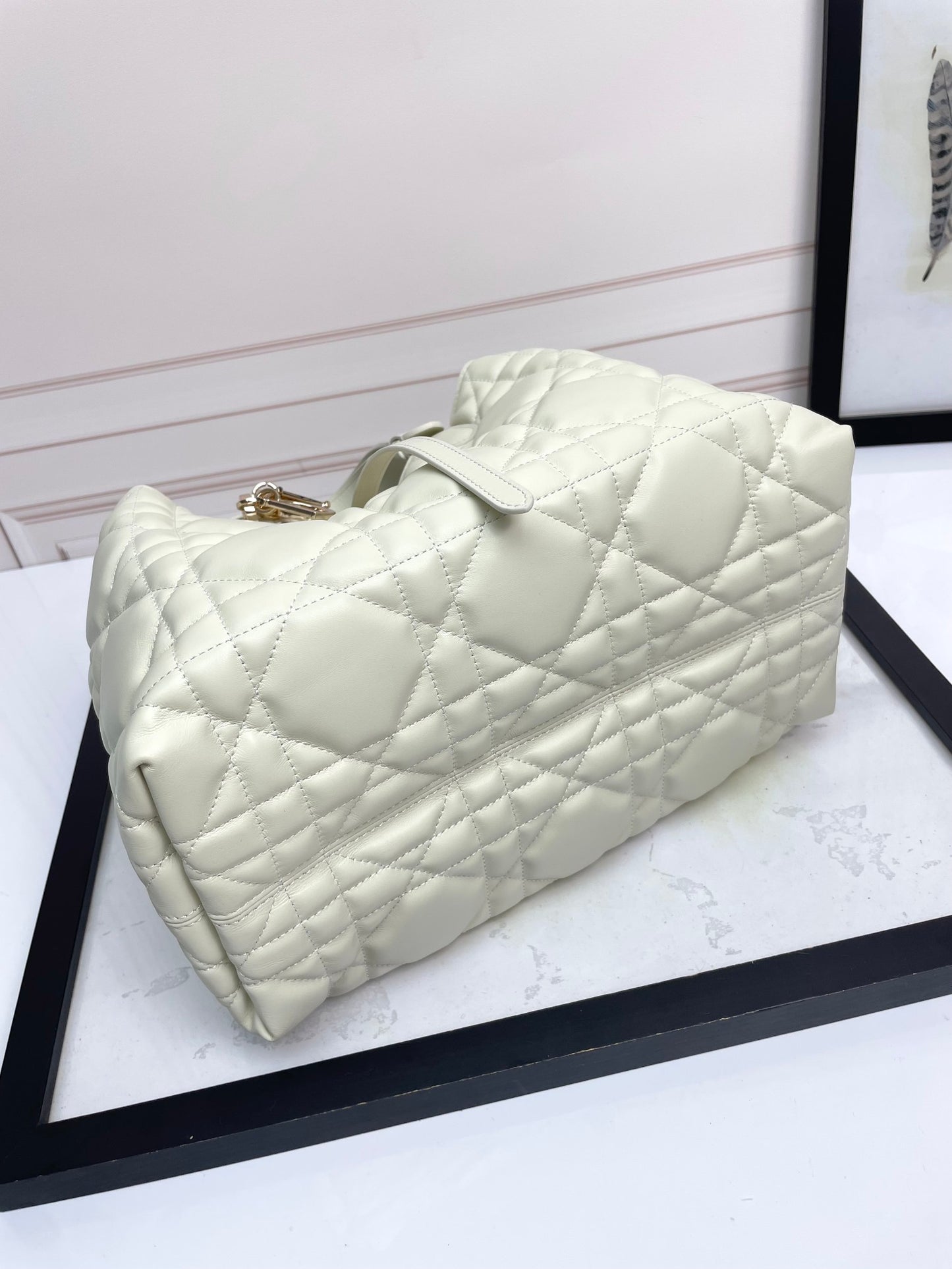 D 25 Medium 𝐓𝐨𝐮𝐣𝐨𝐮𝐫𝐬 White large rattan plaid bag