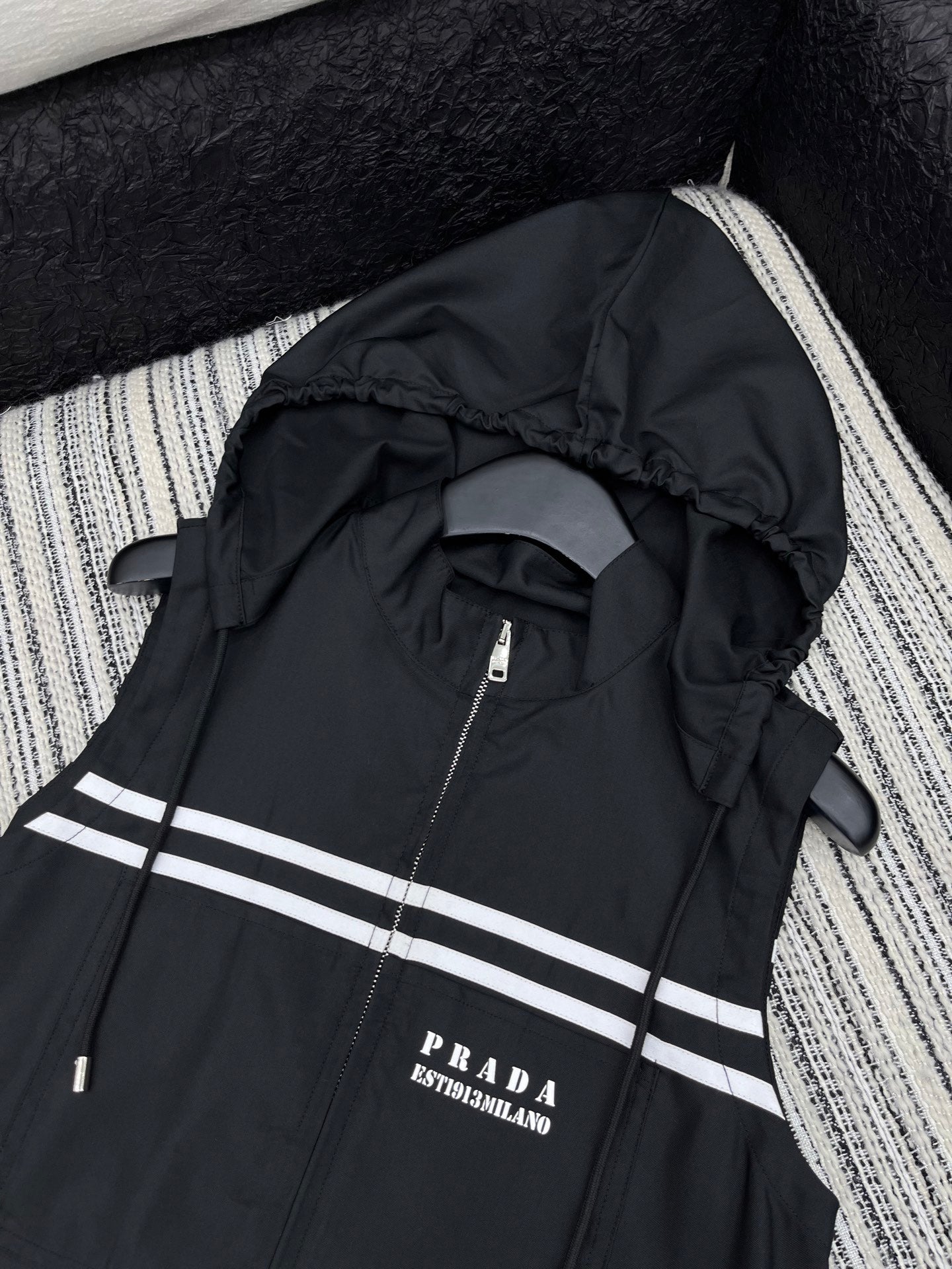 25 Summer new contrast color hooded vest with elastic waist drawstring shorts suit
