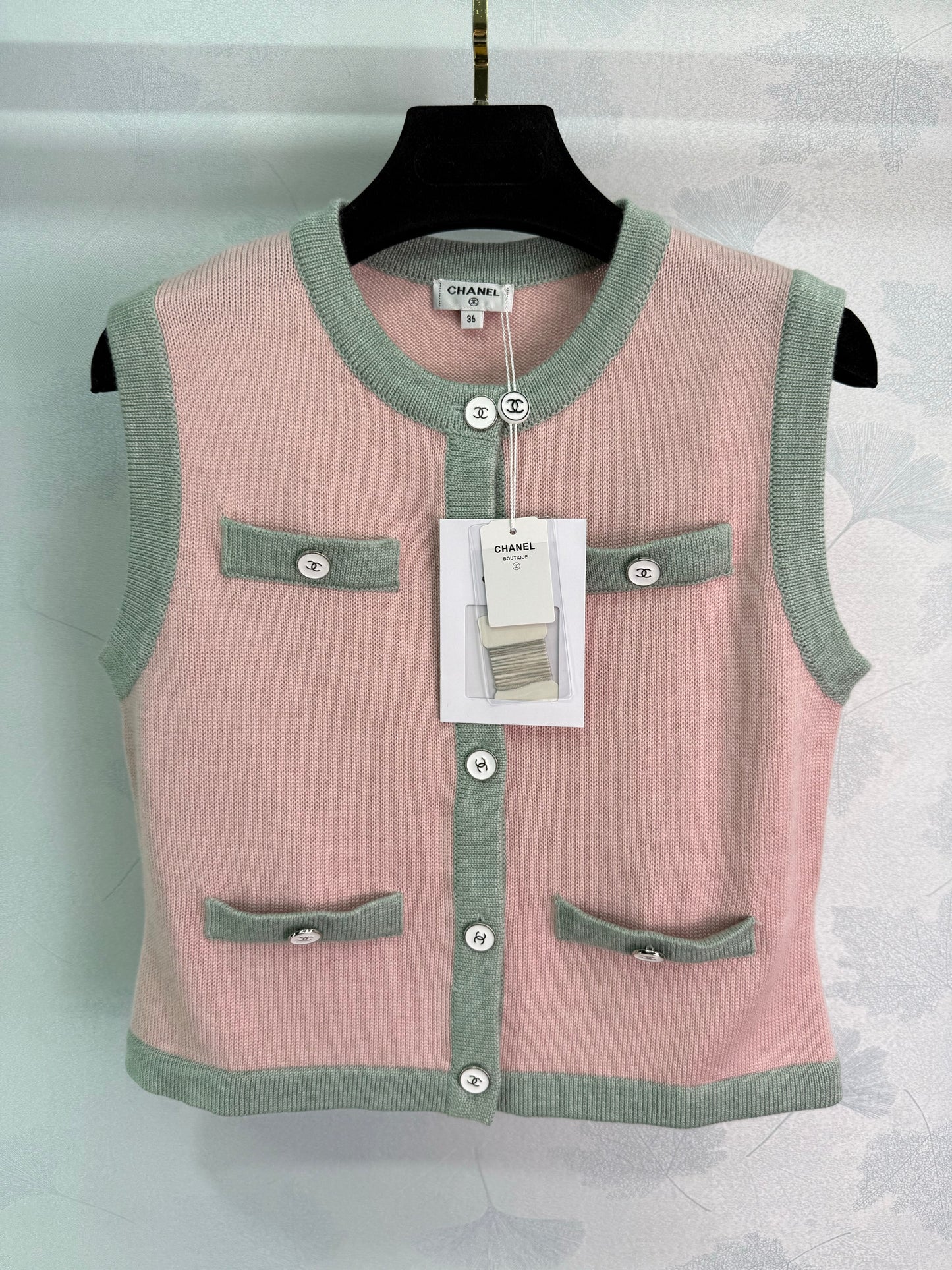 C 25Ärmellose Strickweste mit Farbblockdesign