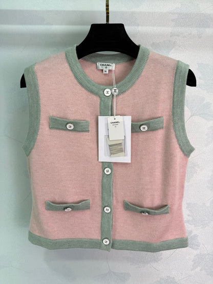 C 25Ärmellose Strickweste mit Farbblockdesign