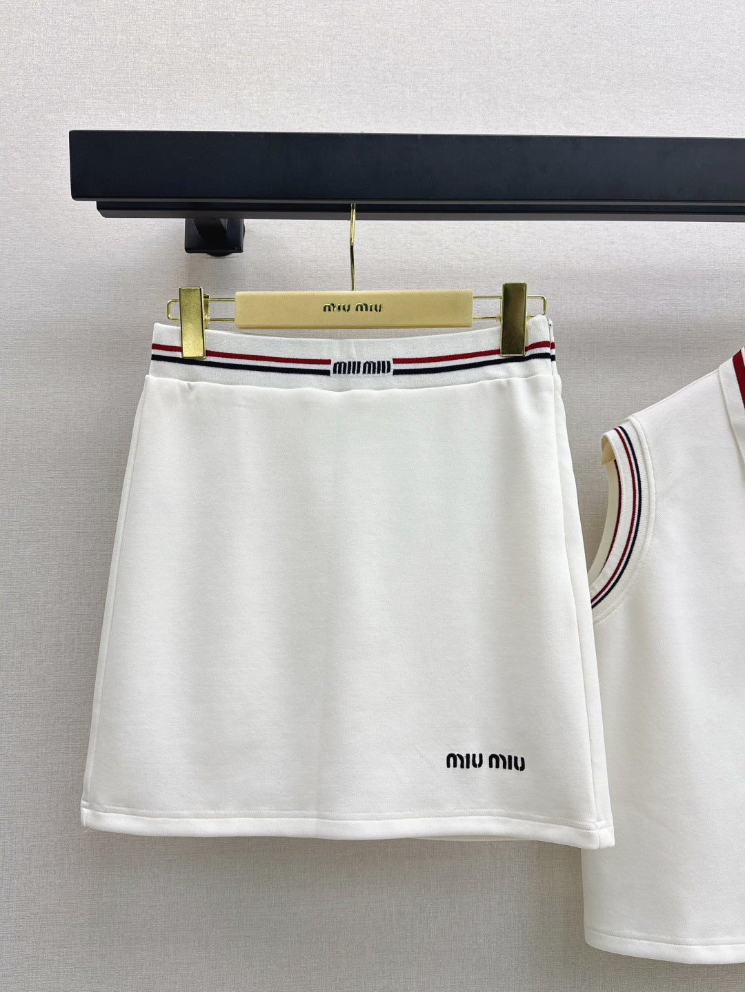 25Ss Spring and Summer New Sleeveless Lapel Top + Skirt Set
