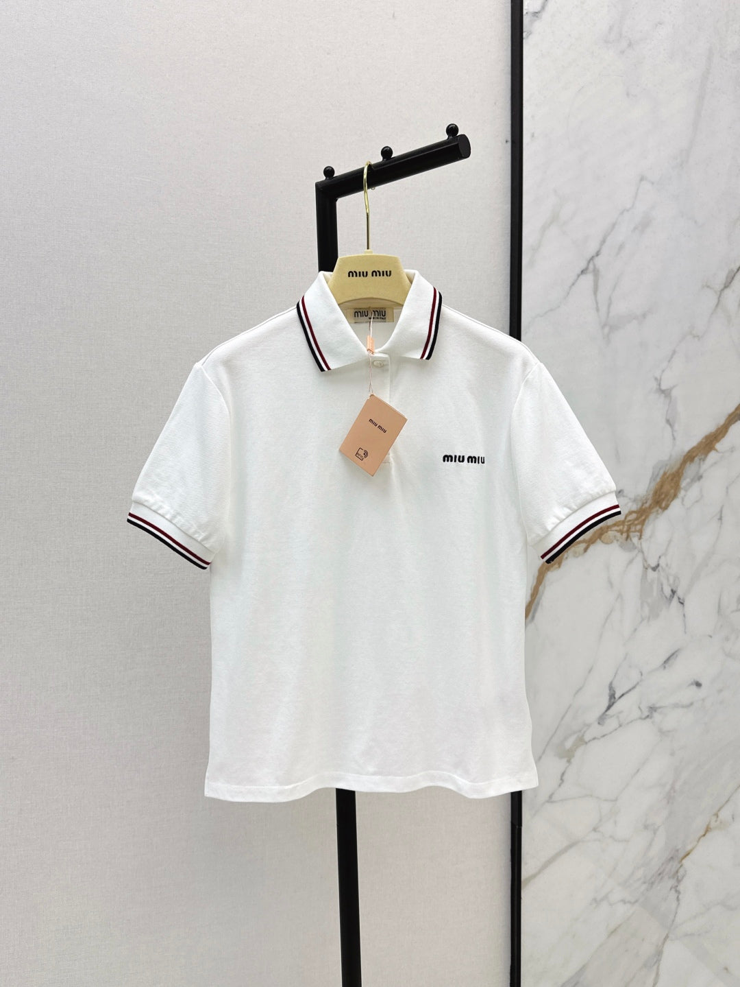 Haut à revers avec logo brodé, nouveauté été 25Ss 