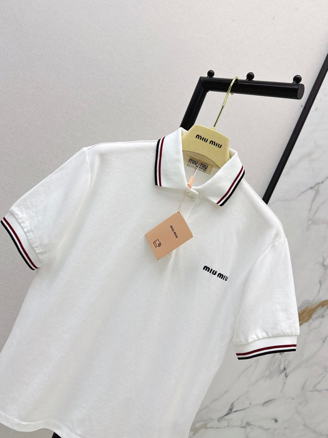 Haut à revers avec logo brodé, nouveauté été 25Ss 