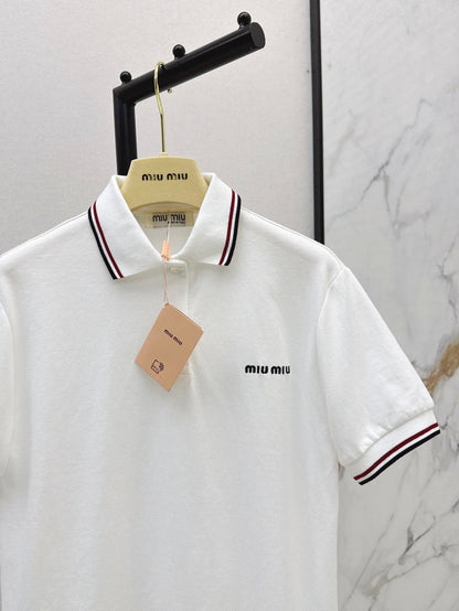 Haut à revers avec logo brodé, nouveauté été 25Ss 