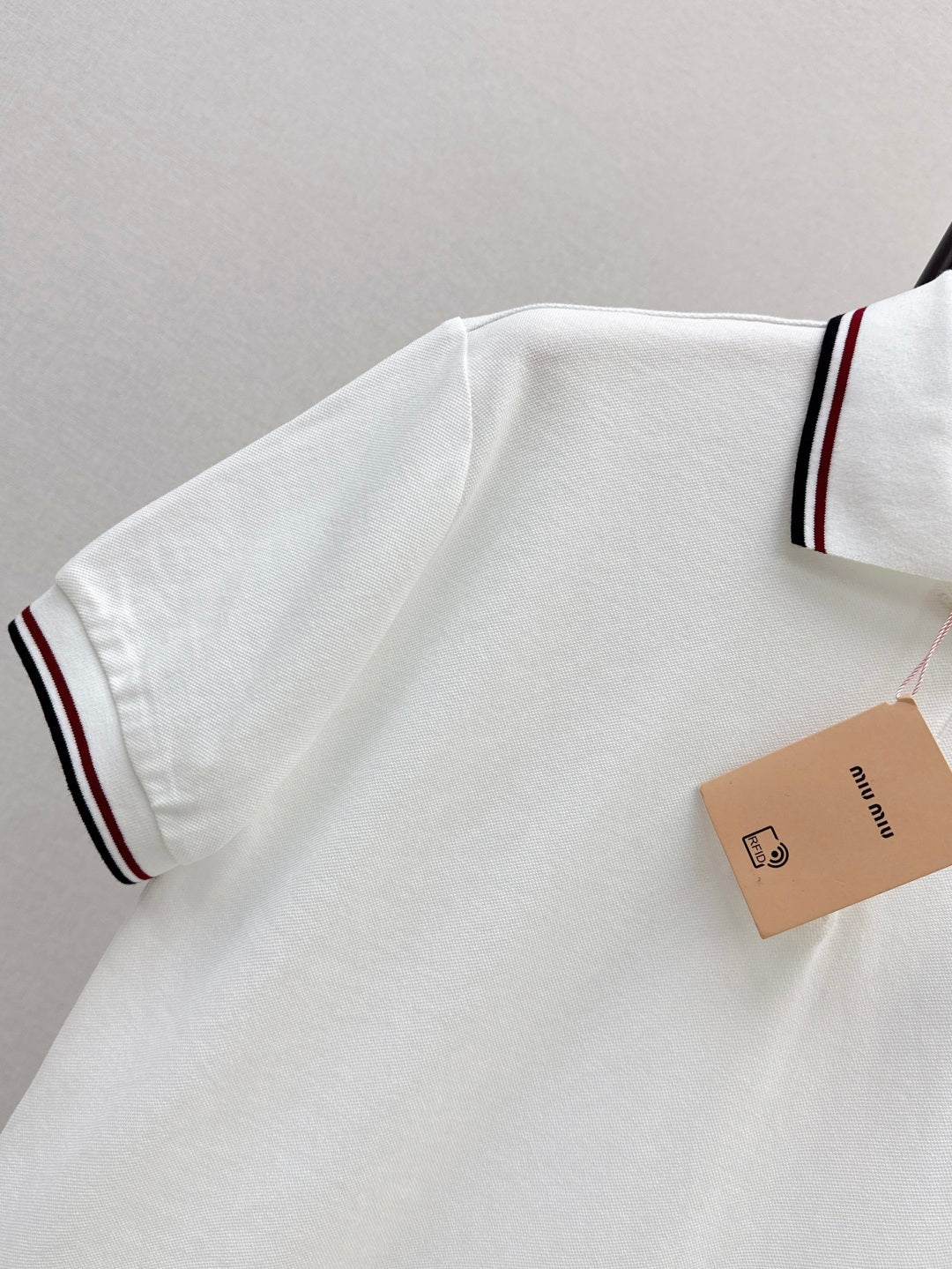 Haut à revers avec logo brodé, nouveauté été 25Ss 