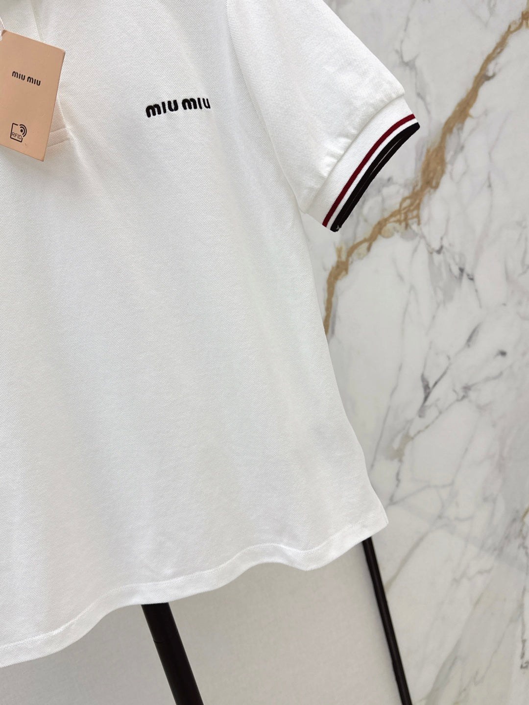 Haut à revers avec logo brodé, nouveauté été 25Ss 