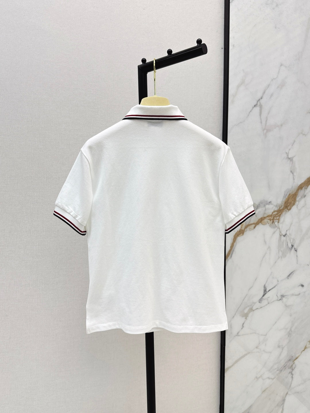 Haut à revers avec logo brodé, nouveauté été 25Ss 