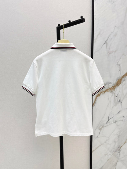 Haut à revers avec logo brodé, nouveauté été 25Ss 
