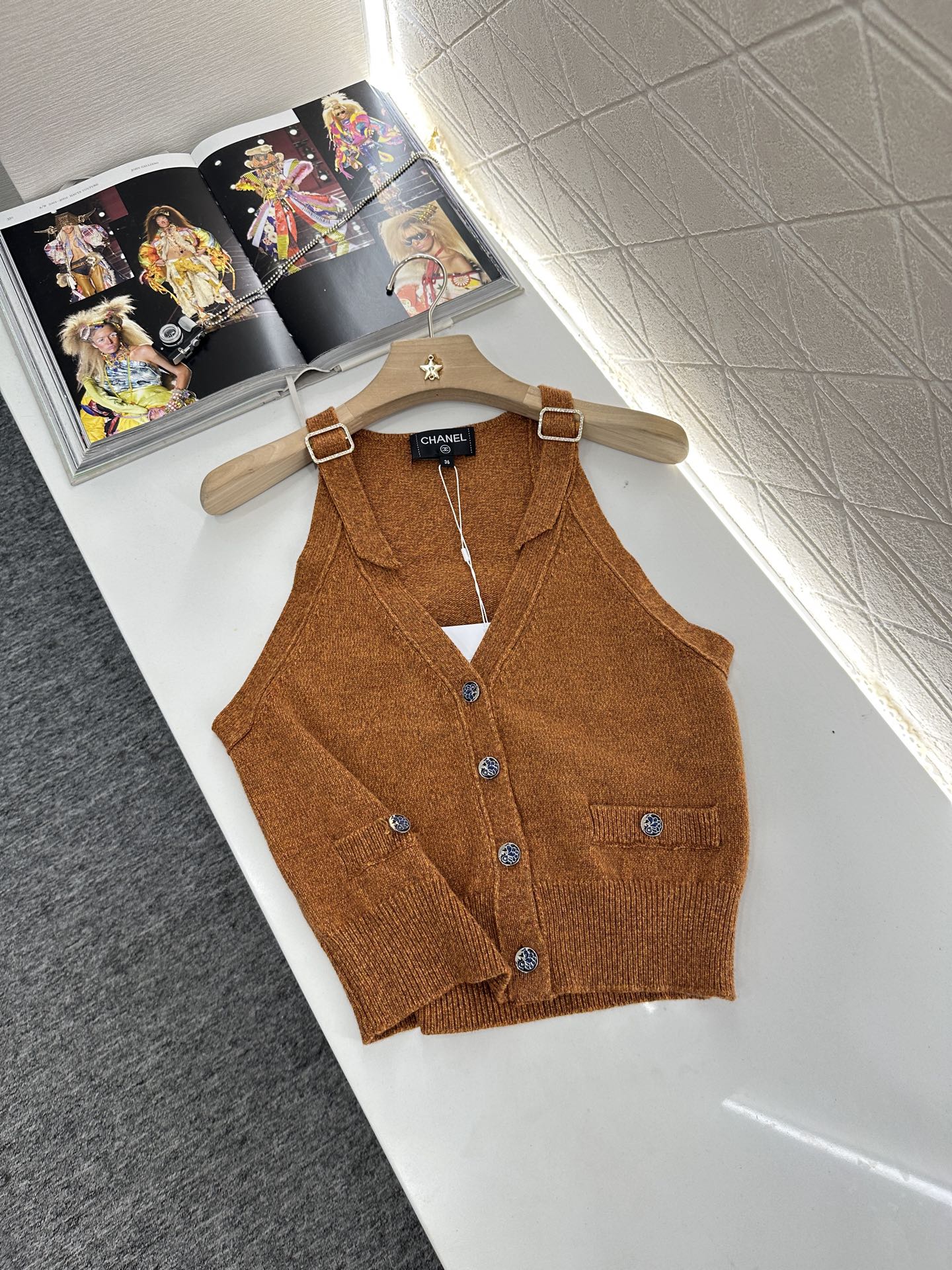 C 2025 new style new buckle knitted vest