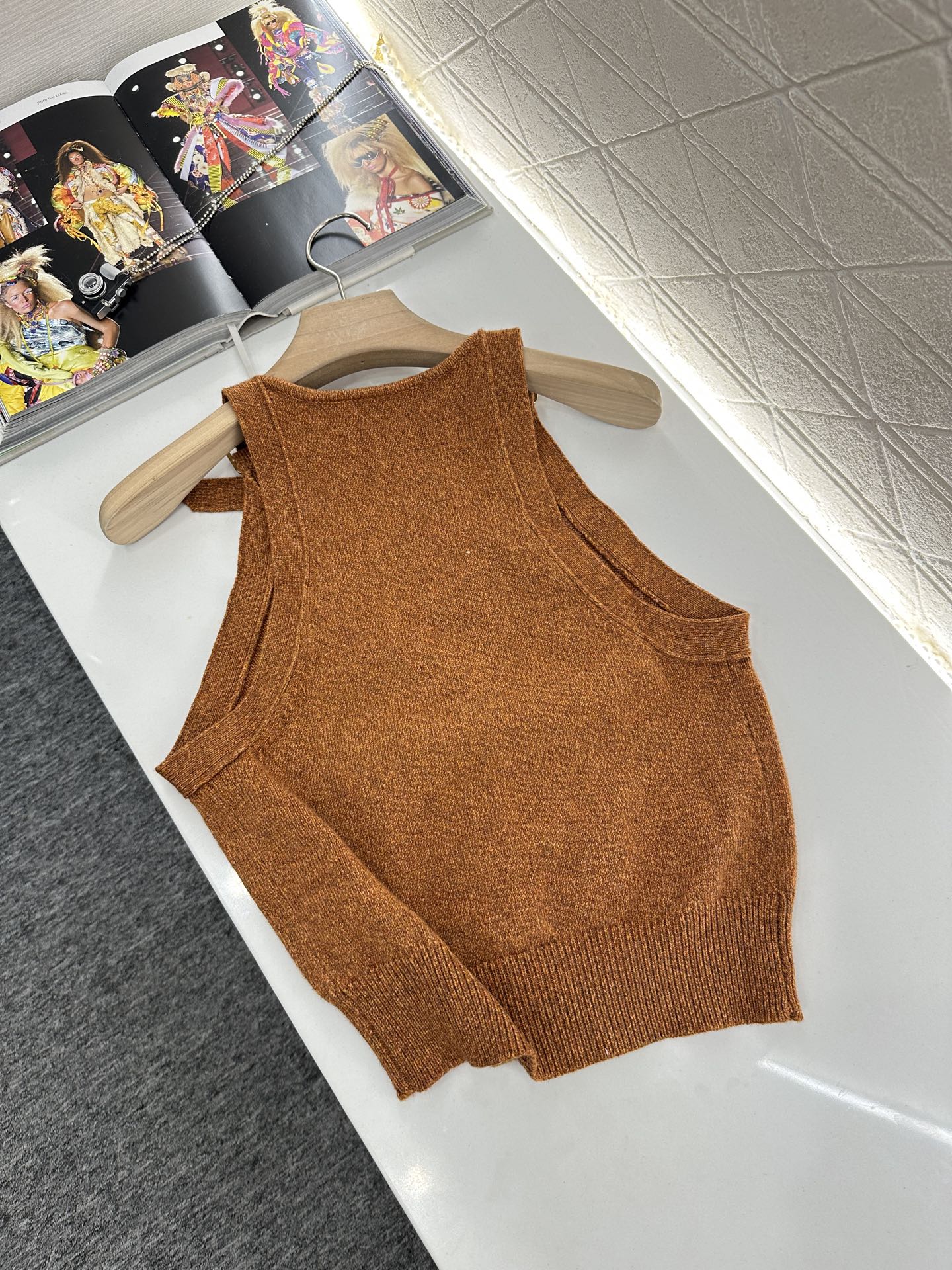 C 2025 new style new buckle knitted vest