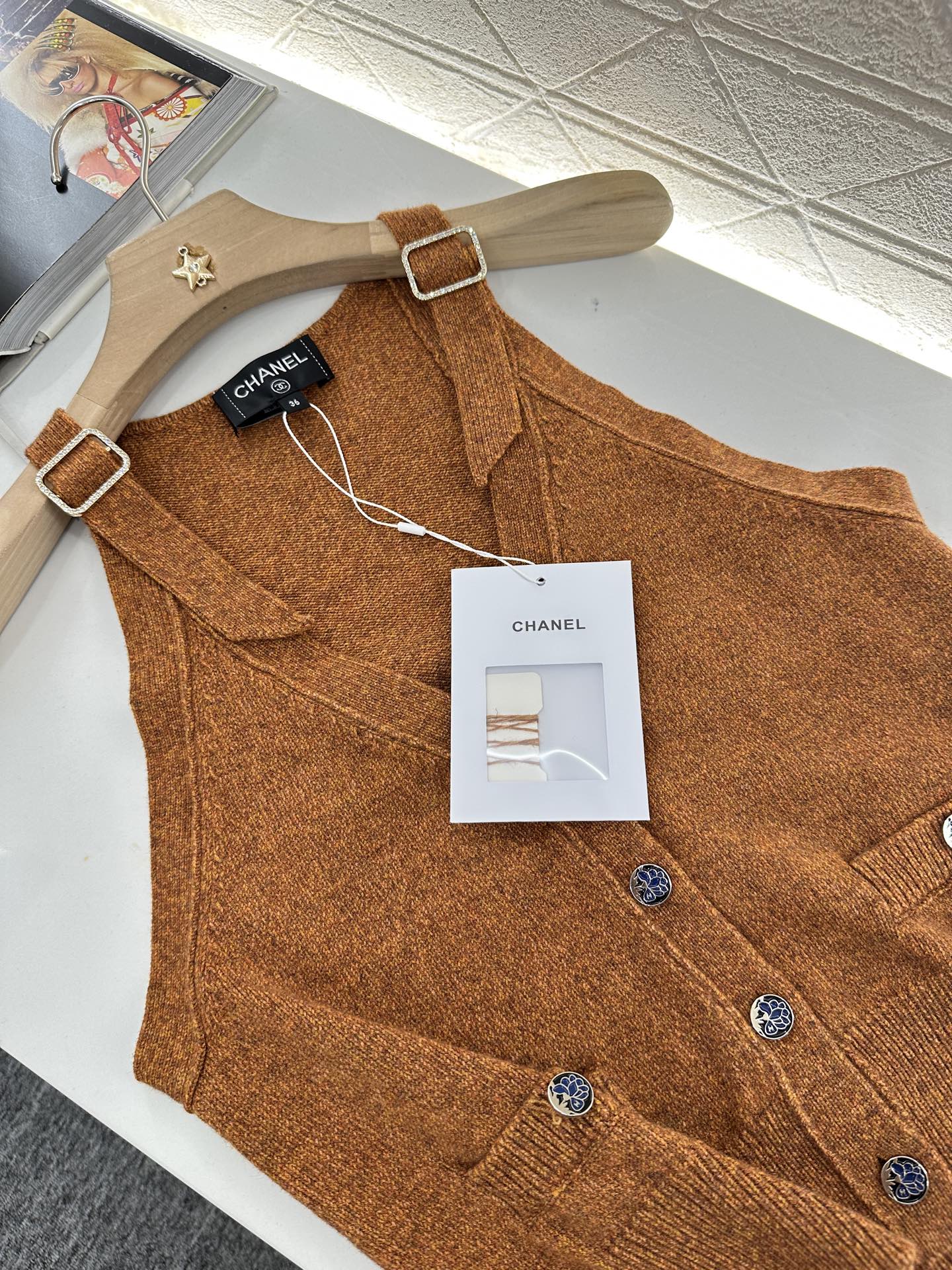 C 2025 new style new buckle knitted vest