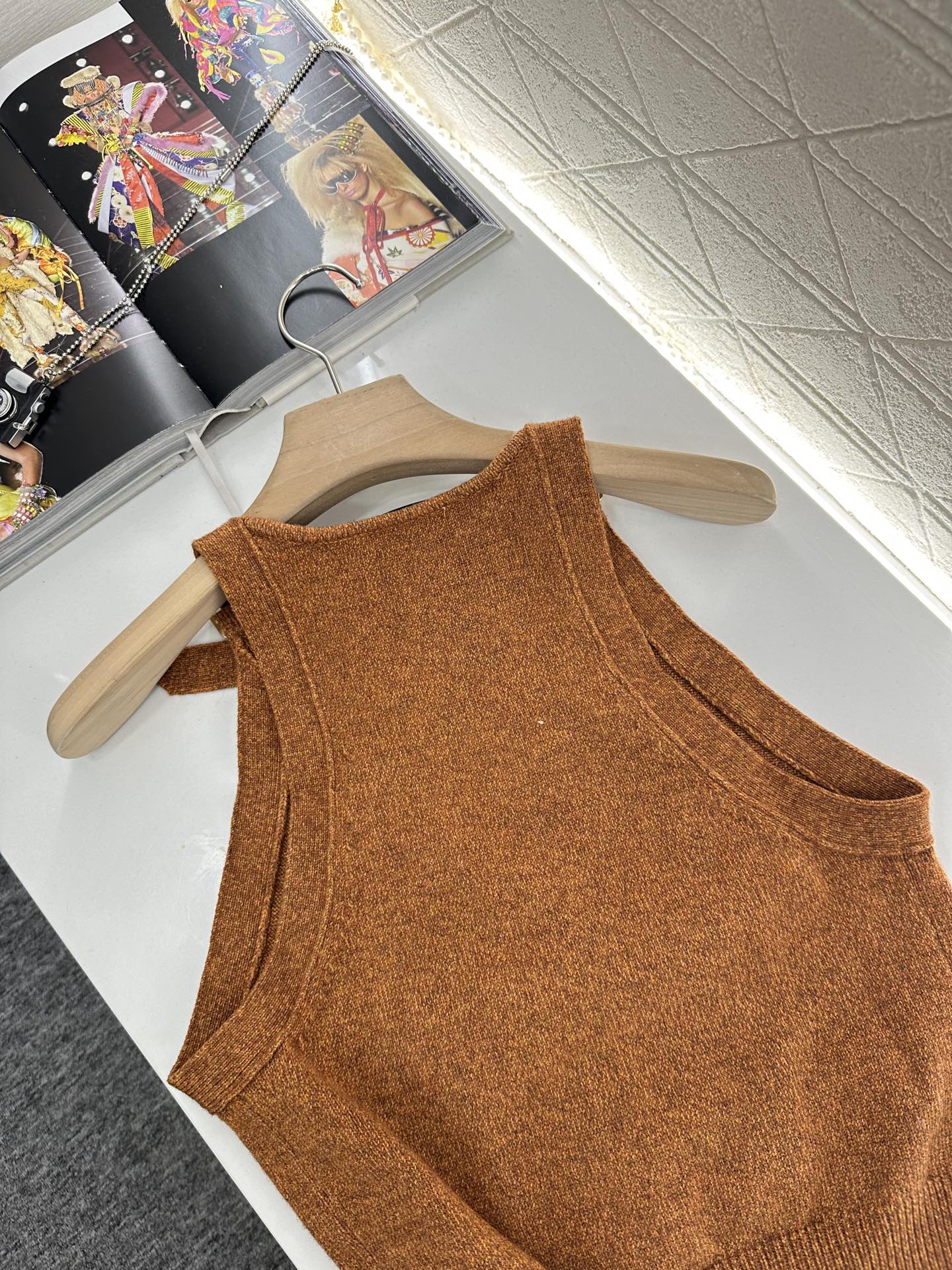 C 2025 new style new buckle knitted vest